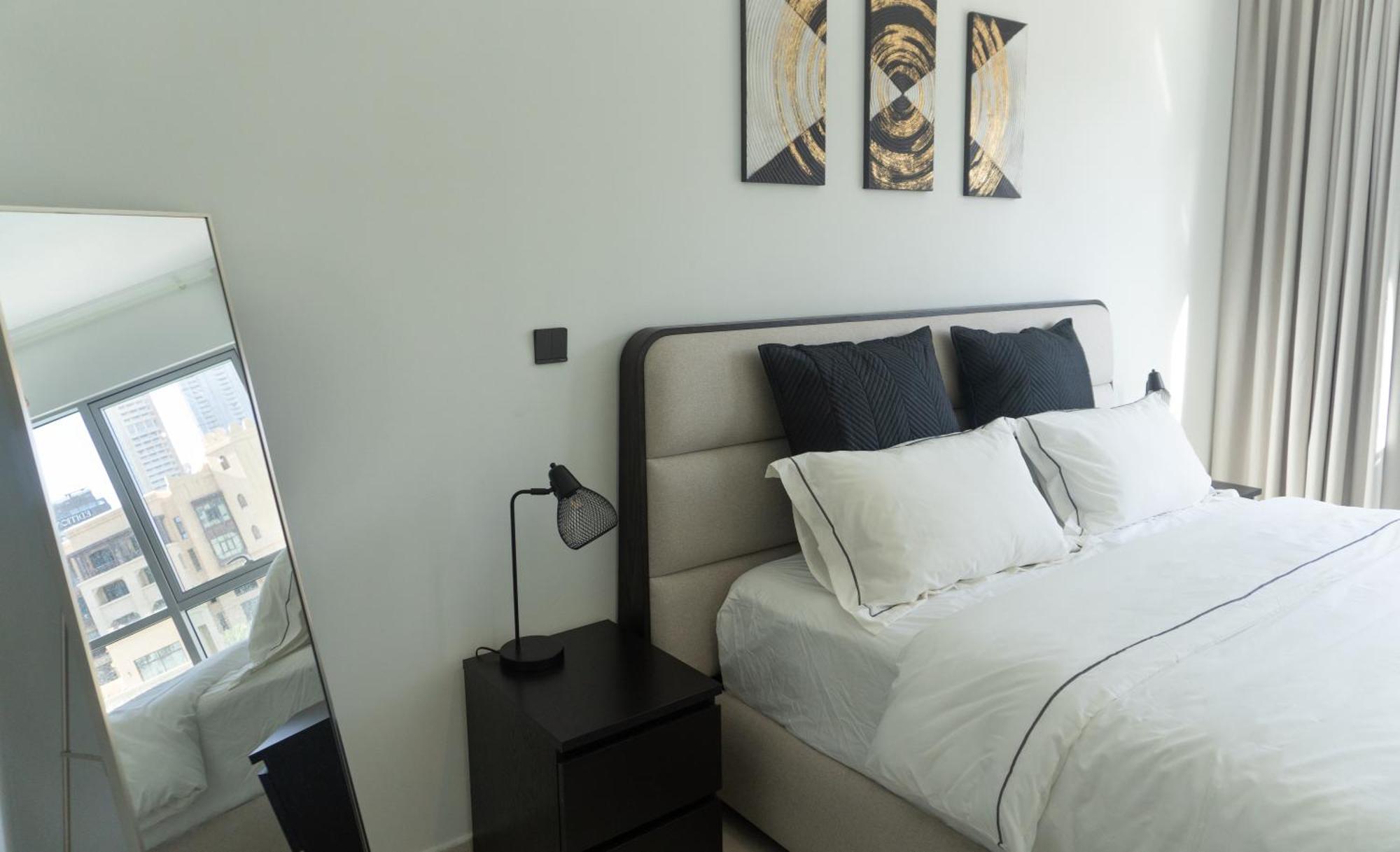 Downtown Oasis, Burj Khalifa Views, Luxury Amenities Apartment