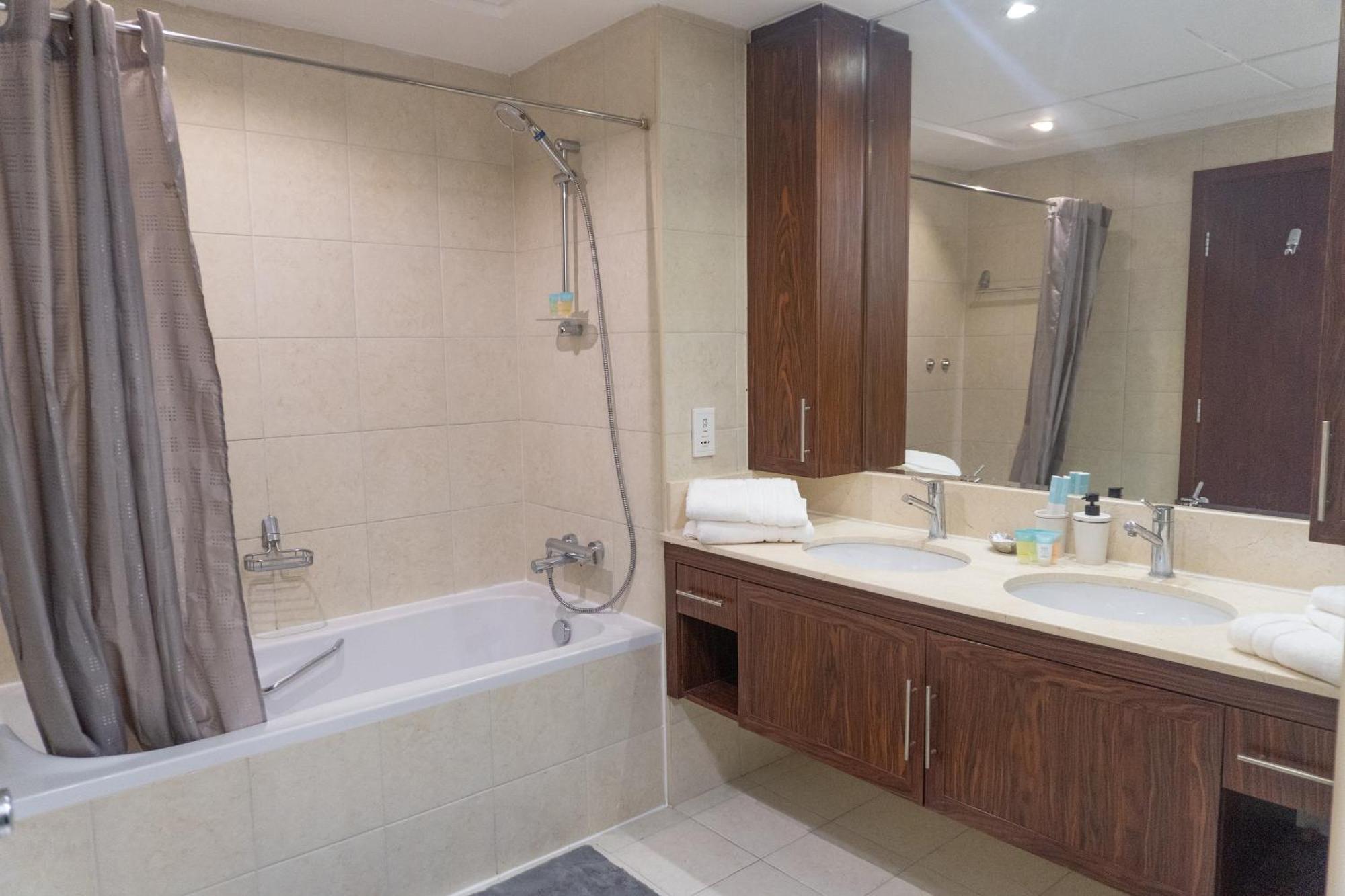 Downtown Oasis, Burj Khalifa Views, Luxury Amenities * Dubai