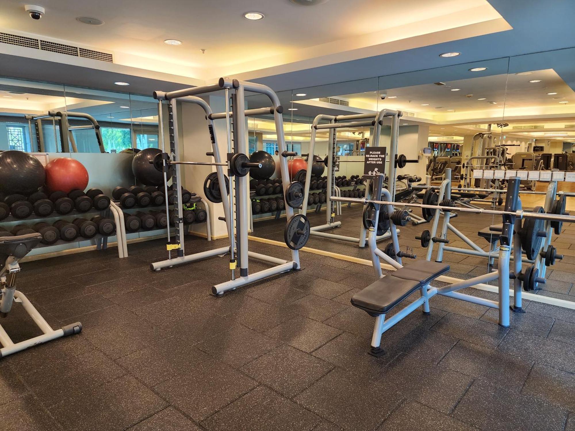 Downtown Oasis, Burj Khalifa Views, Luxury Amenities Apartment *