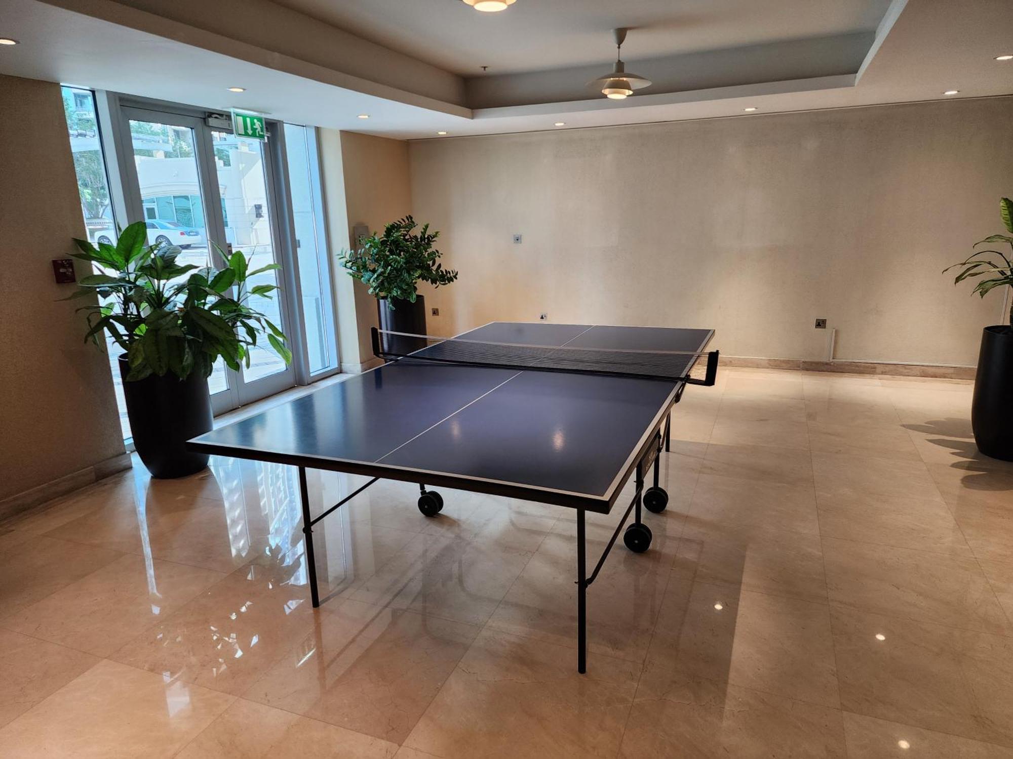 Downtown Oasis, Burj Khalifa Views, Luxury Amenities Apartment *