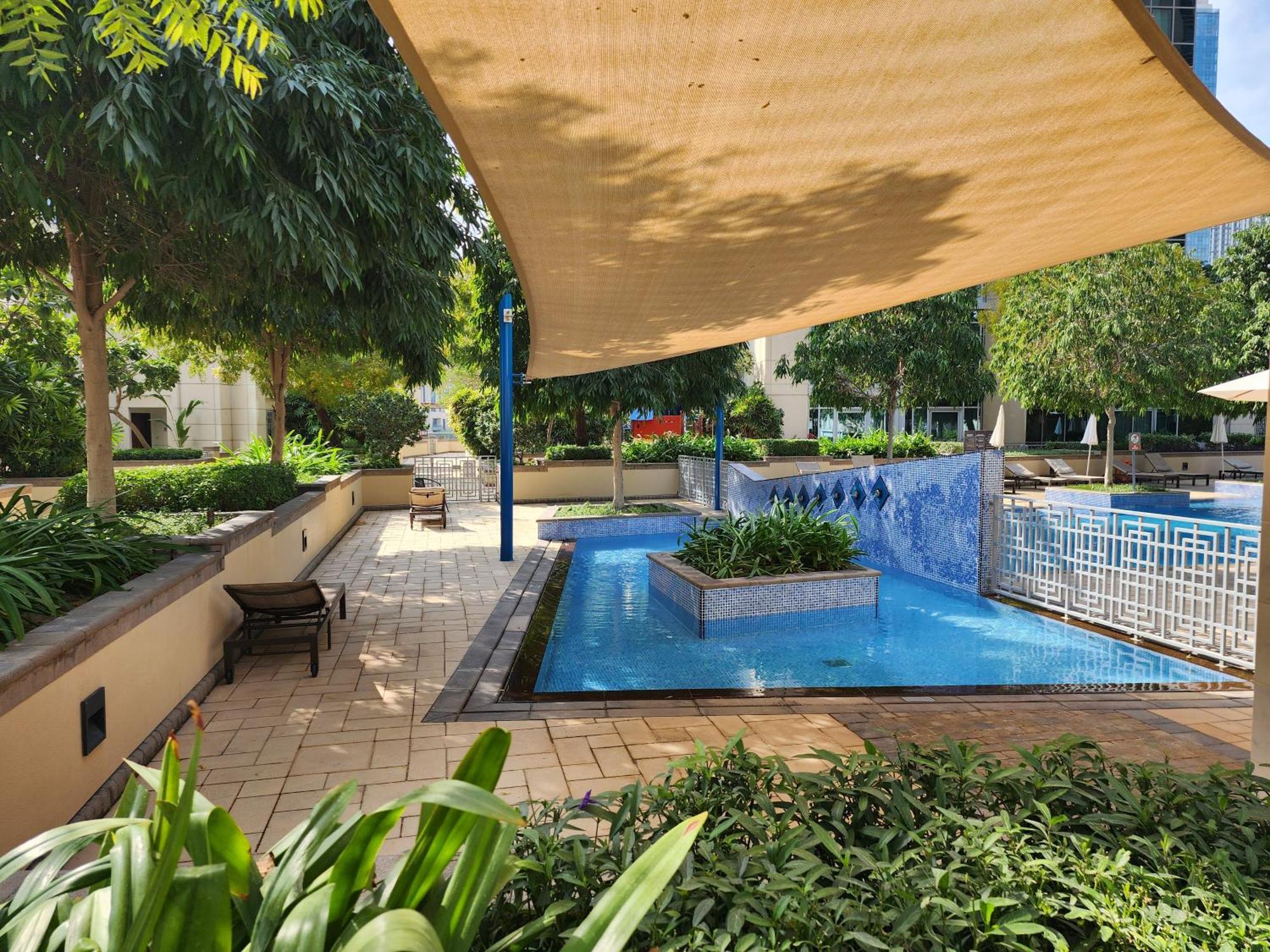 Apartment Downtown Oasis, Burj Khalifa Views, Luxury Amenities Dubai