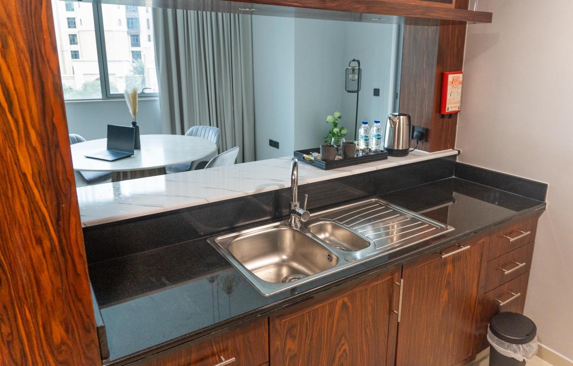 Apartment Downtown Oasis, Burj Khalifa Views, Luxury Amenities Dubai
