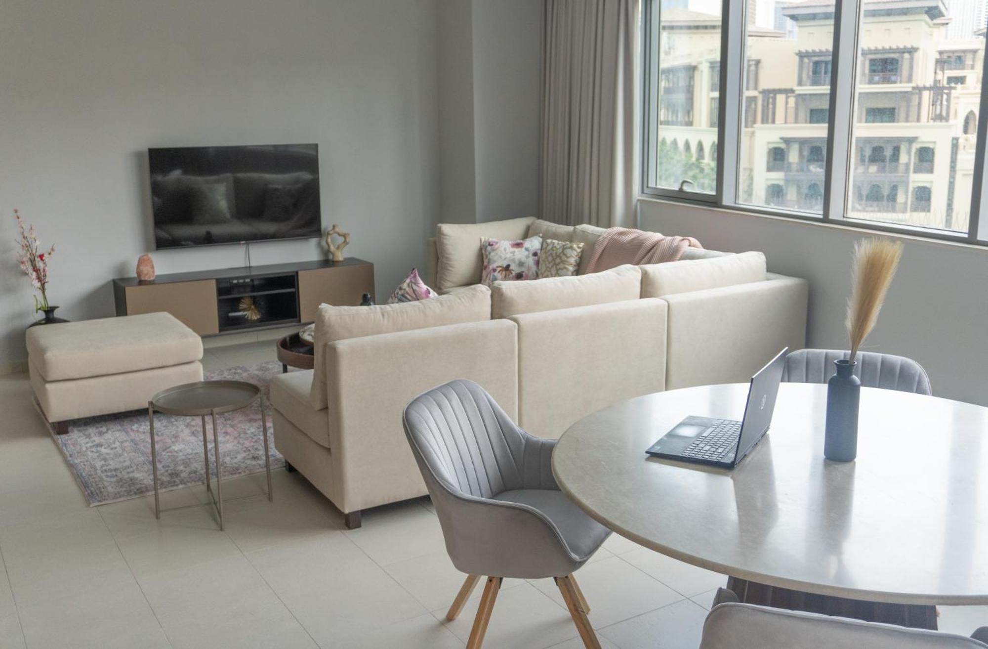 Downtown Oasis, Burj Khalifa Views, Luxury Amenities Apartment Dubai