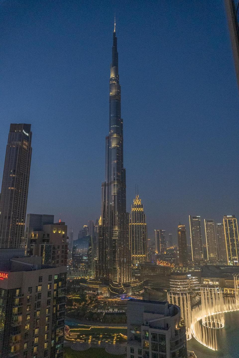 Downtown Oasis, Burj Khalifa Views, Luxury Amenities Apartment